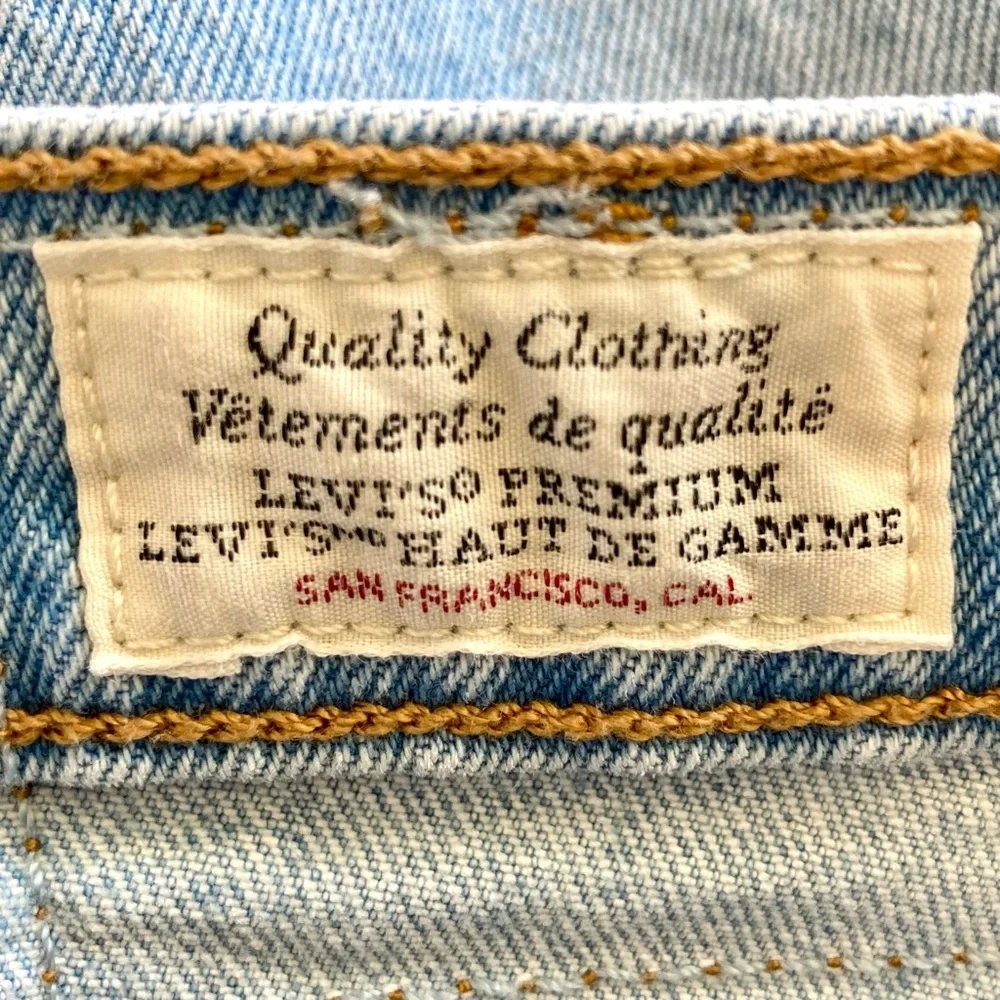 Levi’s 501 high-waisted light-wash distressed jeans. 💙 - Picture 6 of 7